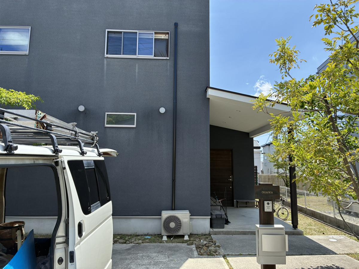 エアコン取付業者の作業車（ハイエース）と今回設置した室外機