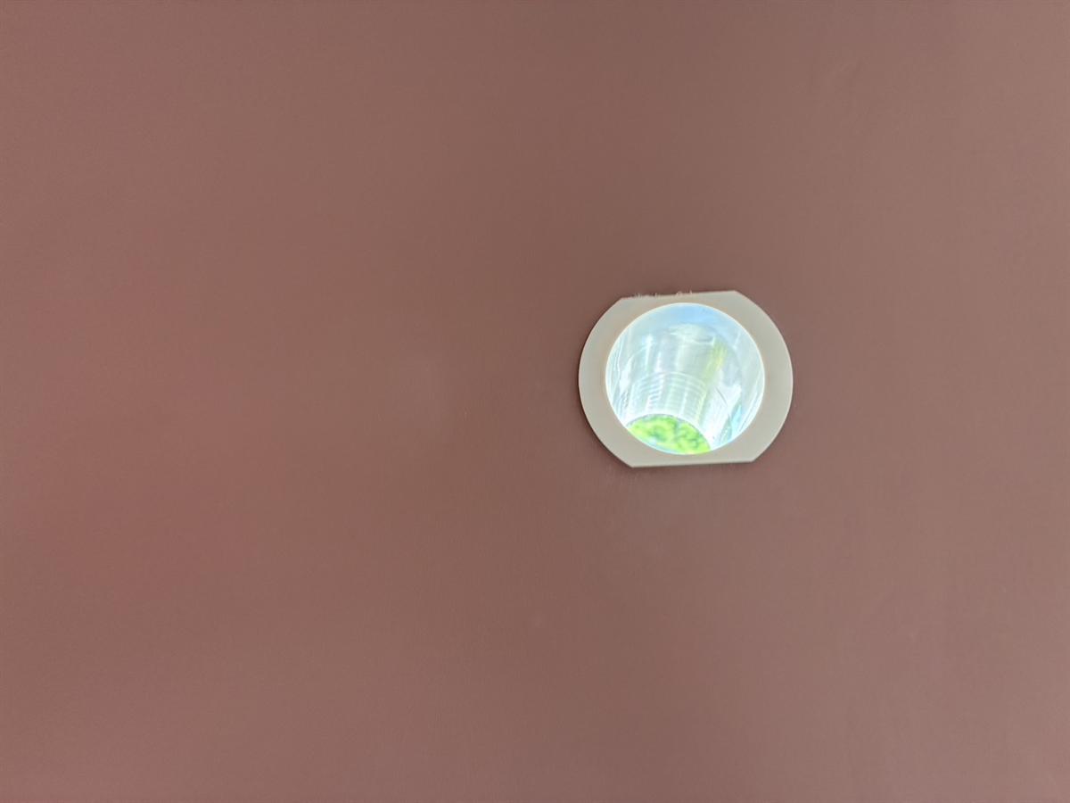 子供部屋のピンクの壁に配管貫通スリーブを入れた状態