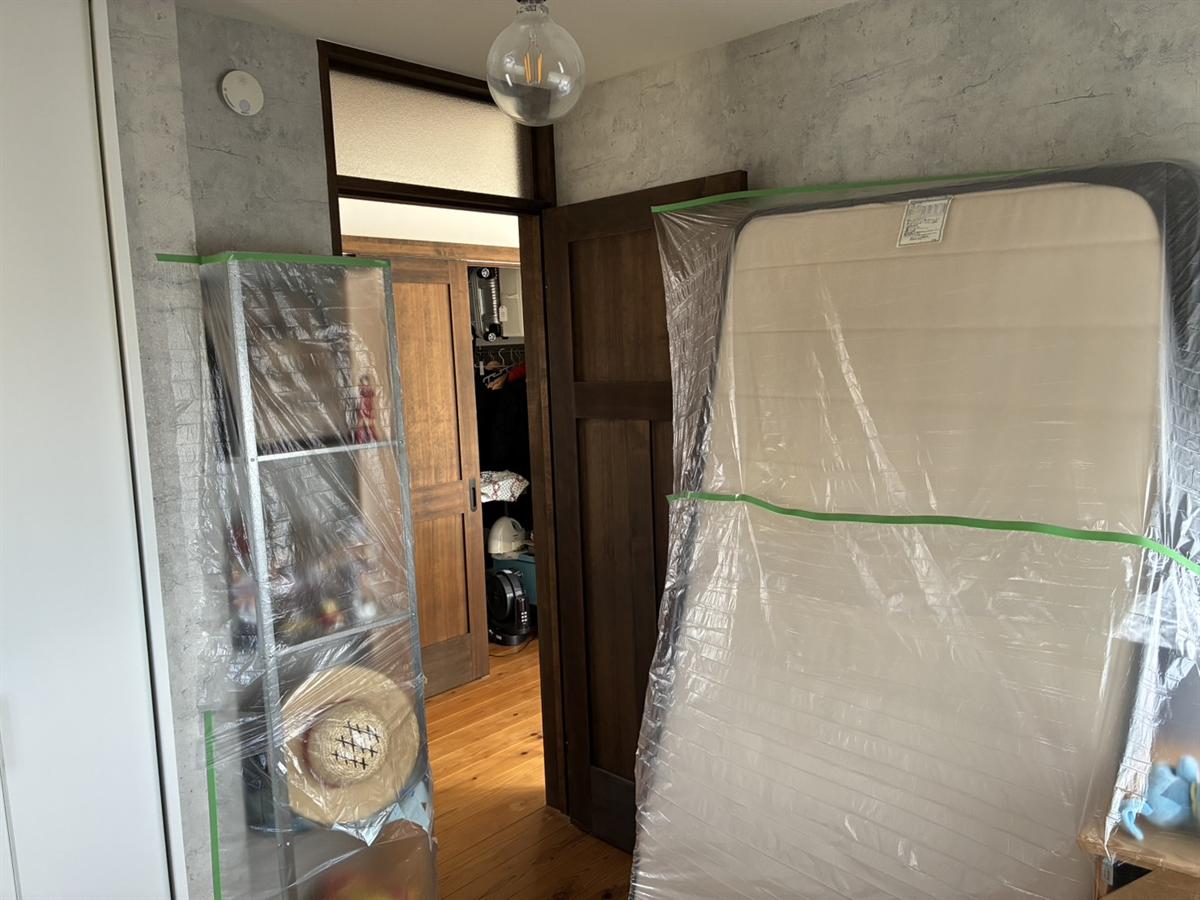 隣の部屋。マットレスや本棚も透明シートで養生した状態